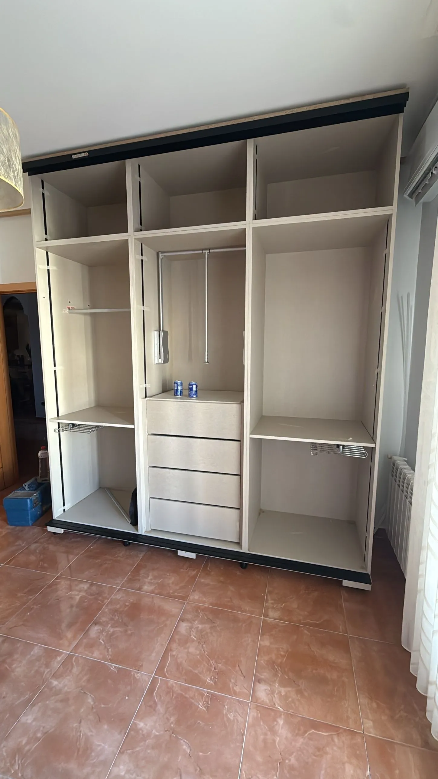 Interior de armario con barra abatible, cajonera, pantalonero y zapatero