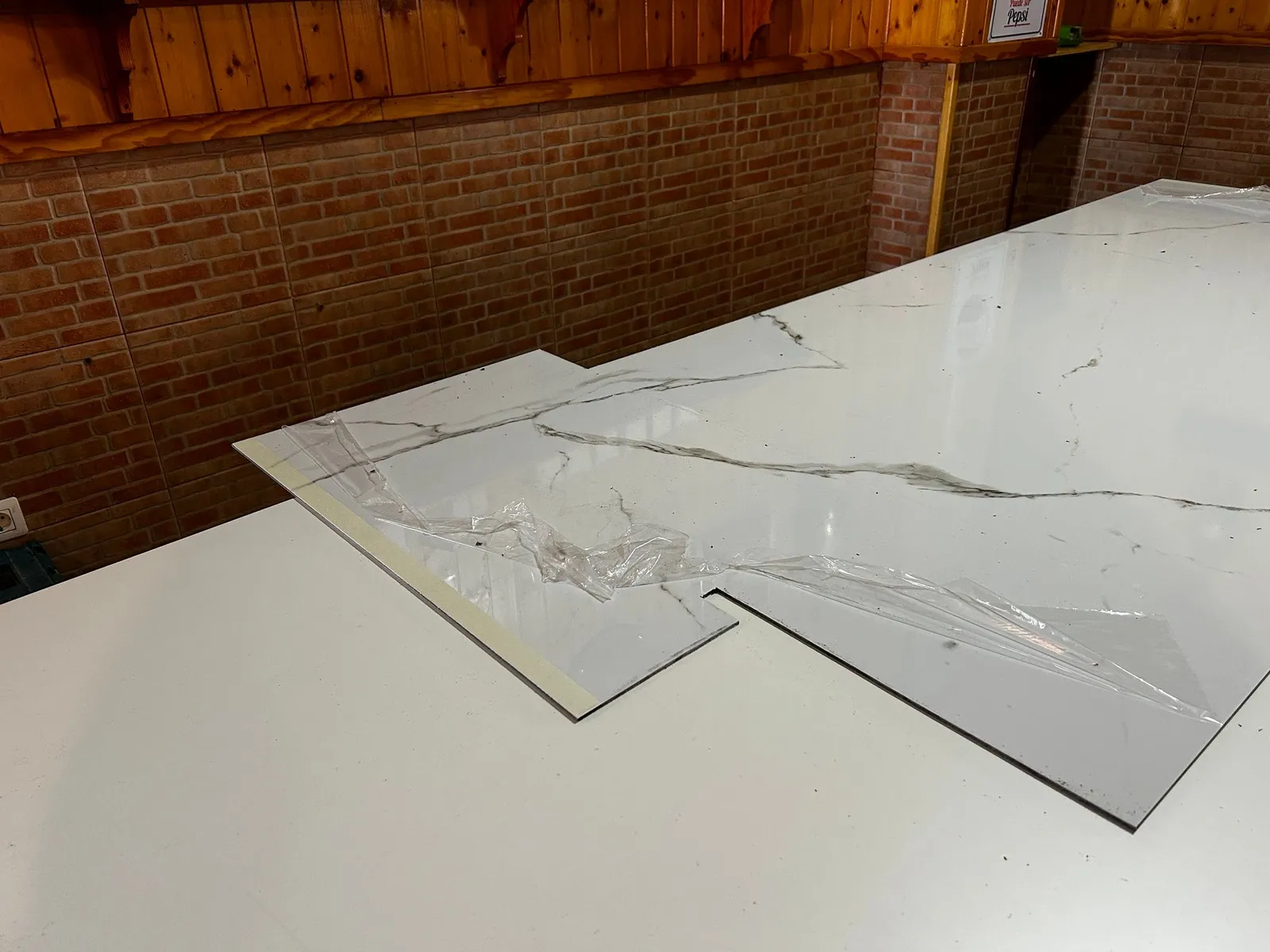 Paneles Kobert In cortados a medida antes de colocarlos en la barra