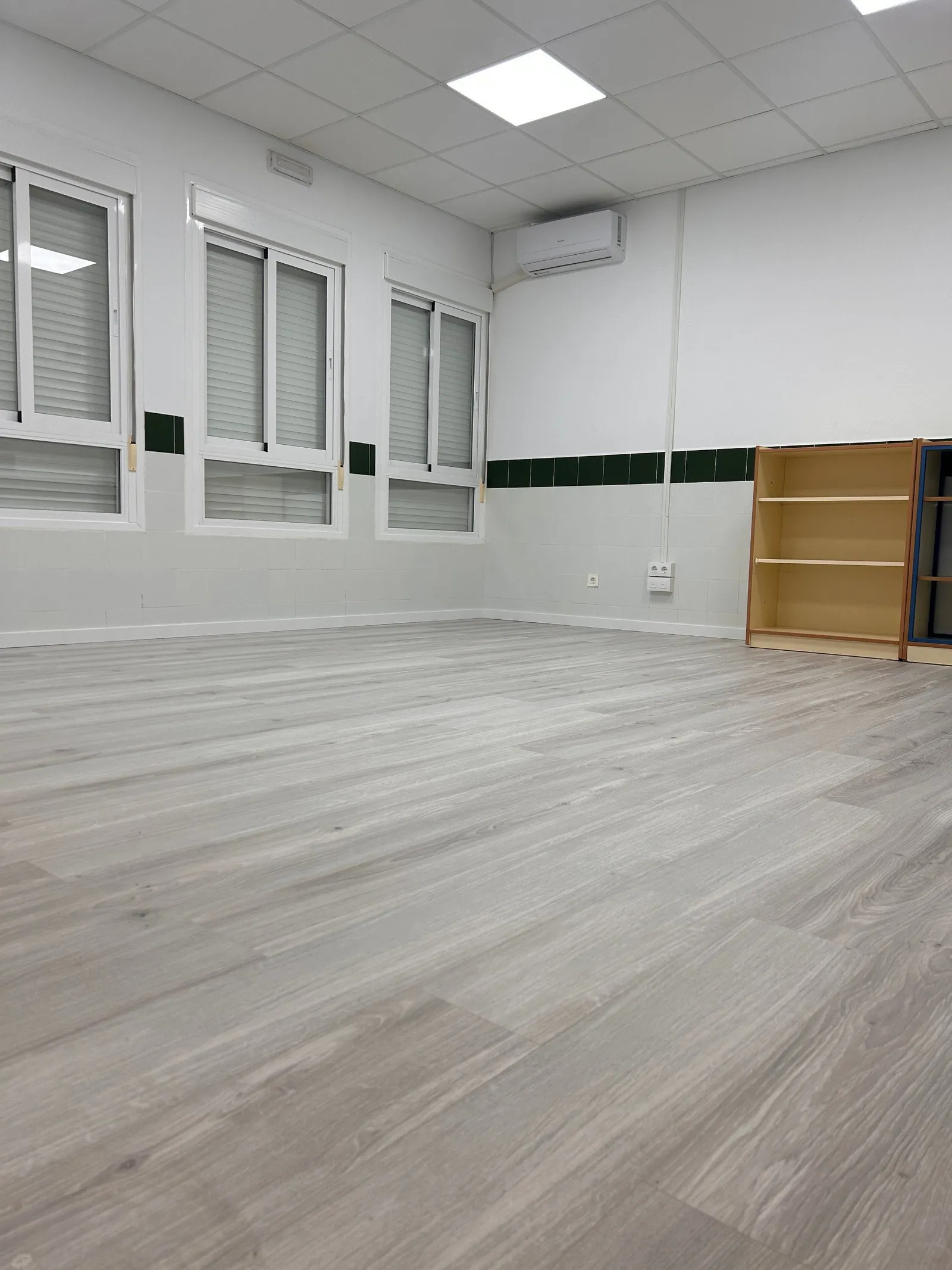 Sala amplia con suelo de lamas en tono gris claro